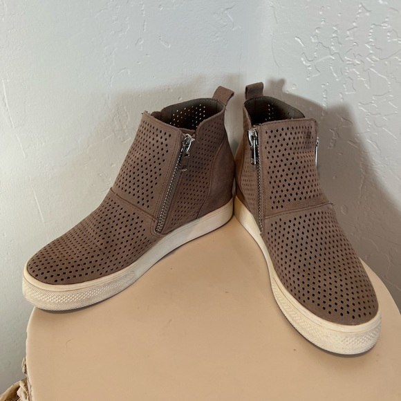 Steve Madden Taupe Wedge leather Sneakers. Women’s size 8.5. Zippers-great cond. - Picture 3 of 7